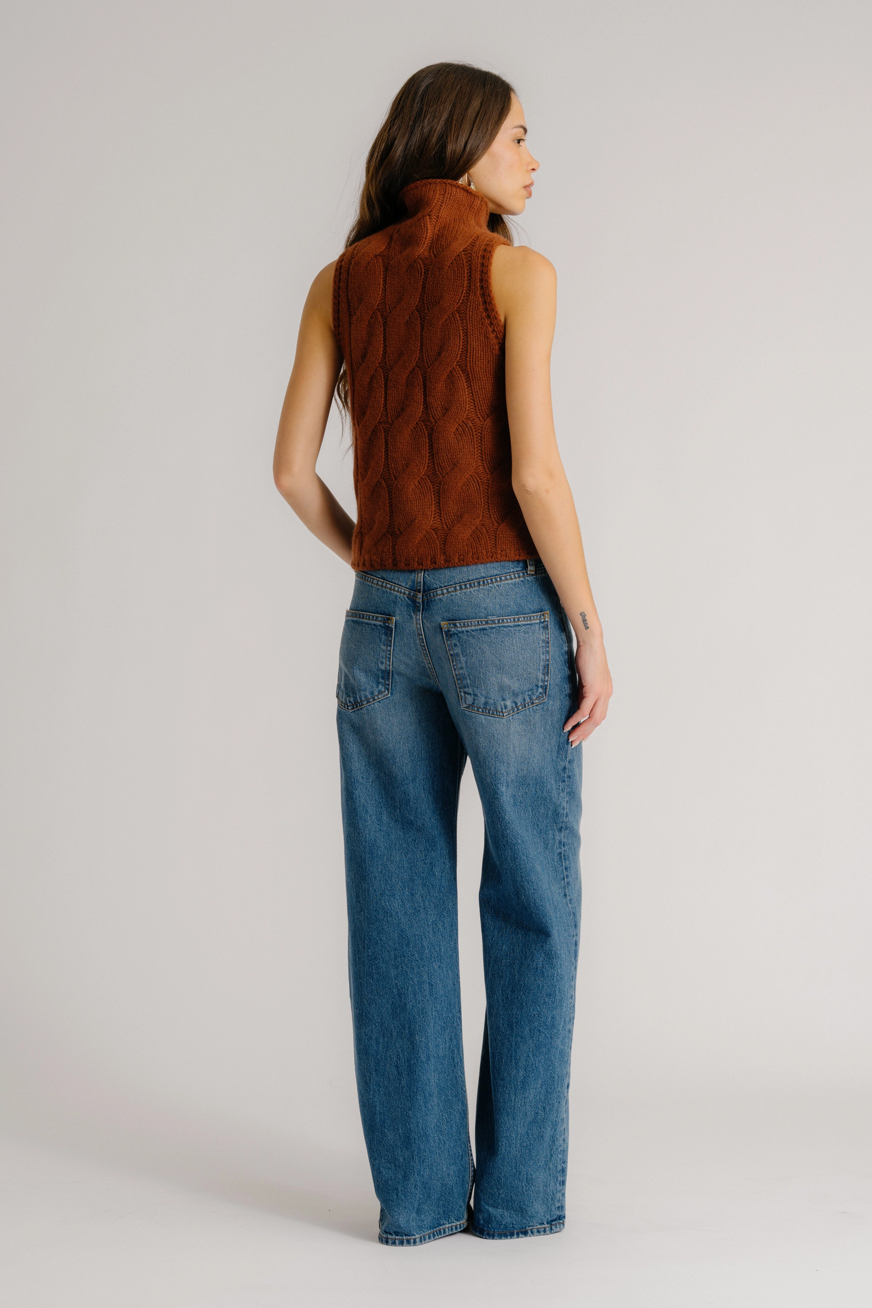 SALVIA SLEEVELESS CASHMERE CABLE TURTLENECK | MAHOGANY Cozy Warmth Light Knitwear