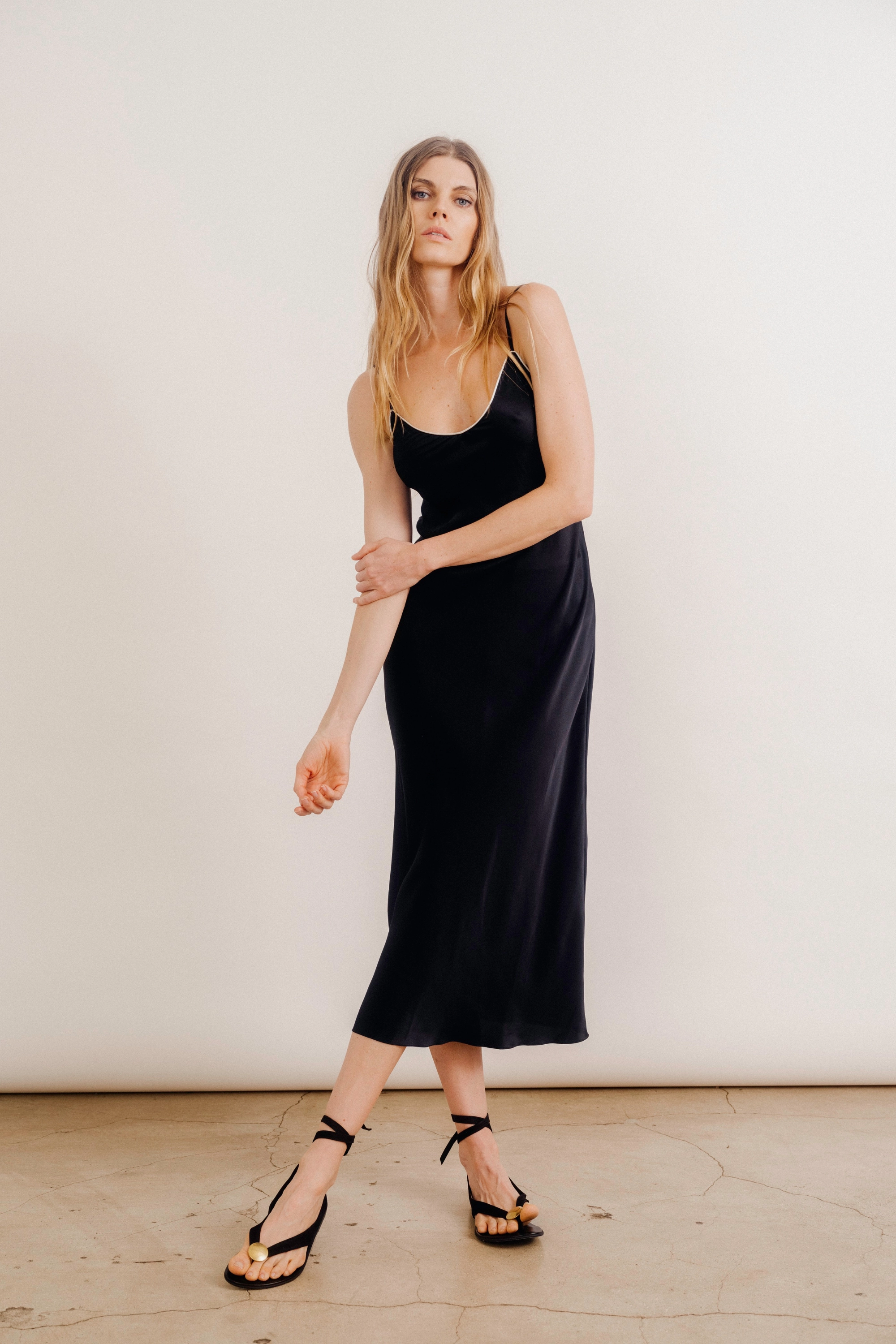 Smart and Chic TAYLOR  SILK DRESS W/ CONTRAST PIPING | BLACK/GARDENIA