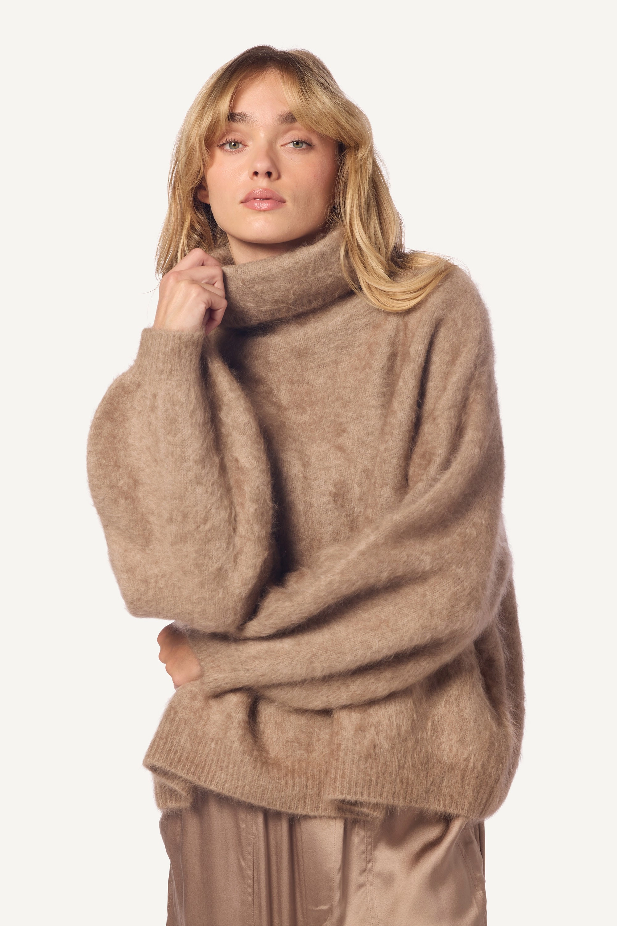 Warm design ASHER SLOUCHY BRUSHED CASHMERE  TURTLENECK  | ECO GRAVEL