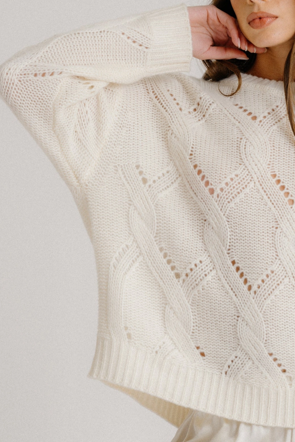 GIA SLOUCHY CABLE KNIT CASHMERE CREWNECK SWEATER | GARDENIA Comfy Performance