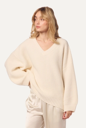 LINDEN SLOUCHY V-NECK RIBBED CASHMERE SWEATER | GARDENIA Winter Layering Look Cozy & Soft