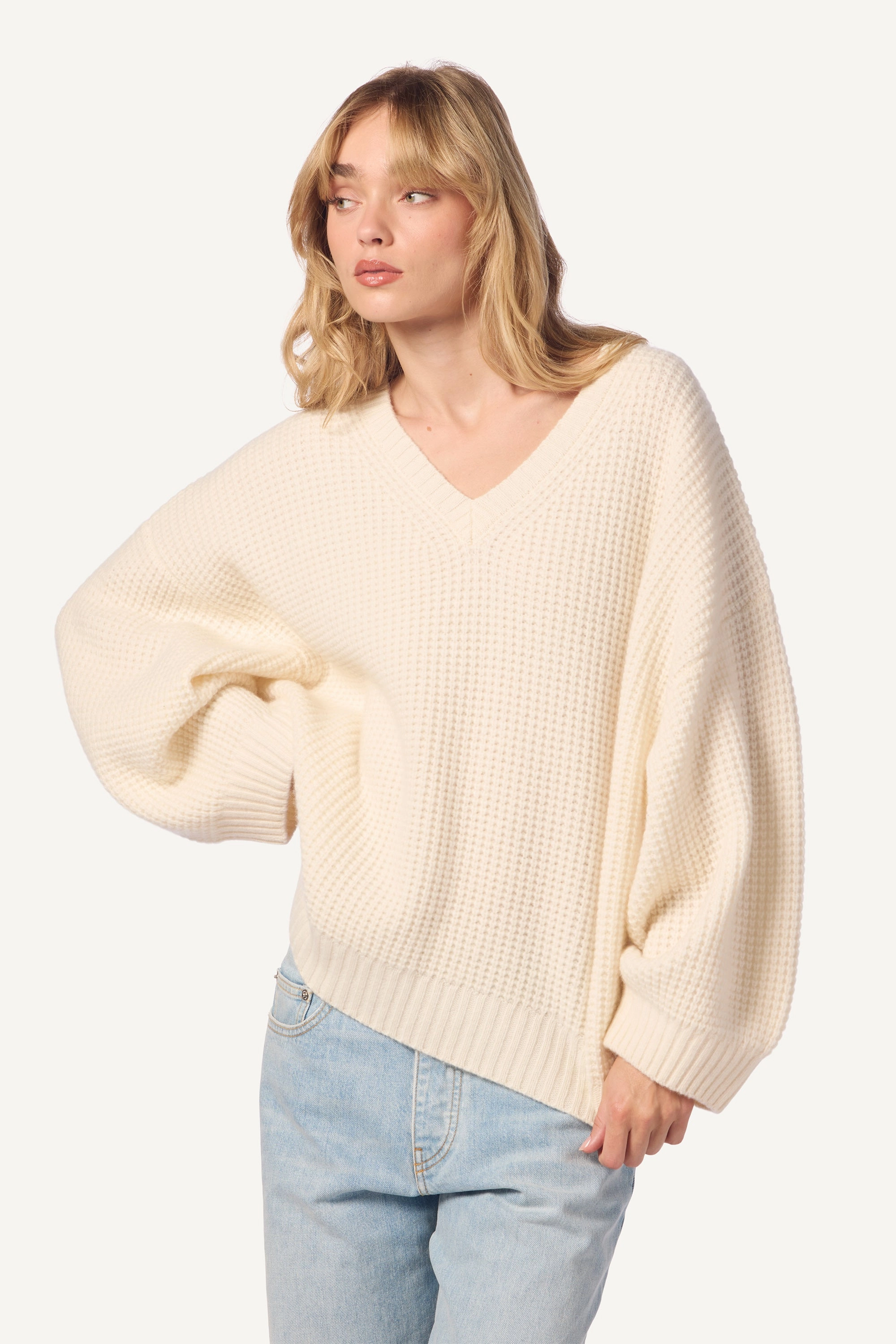 LINDEN SLOUCHY V-NECK RIBBED CASHMERE SWEATER | GARDENIA Knit Look