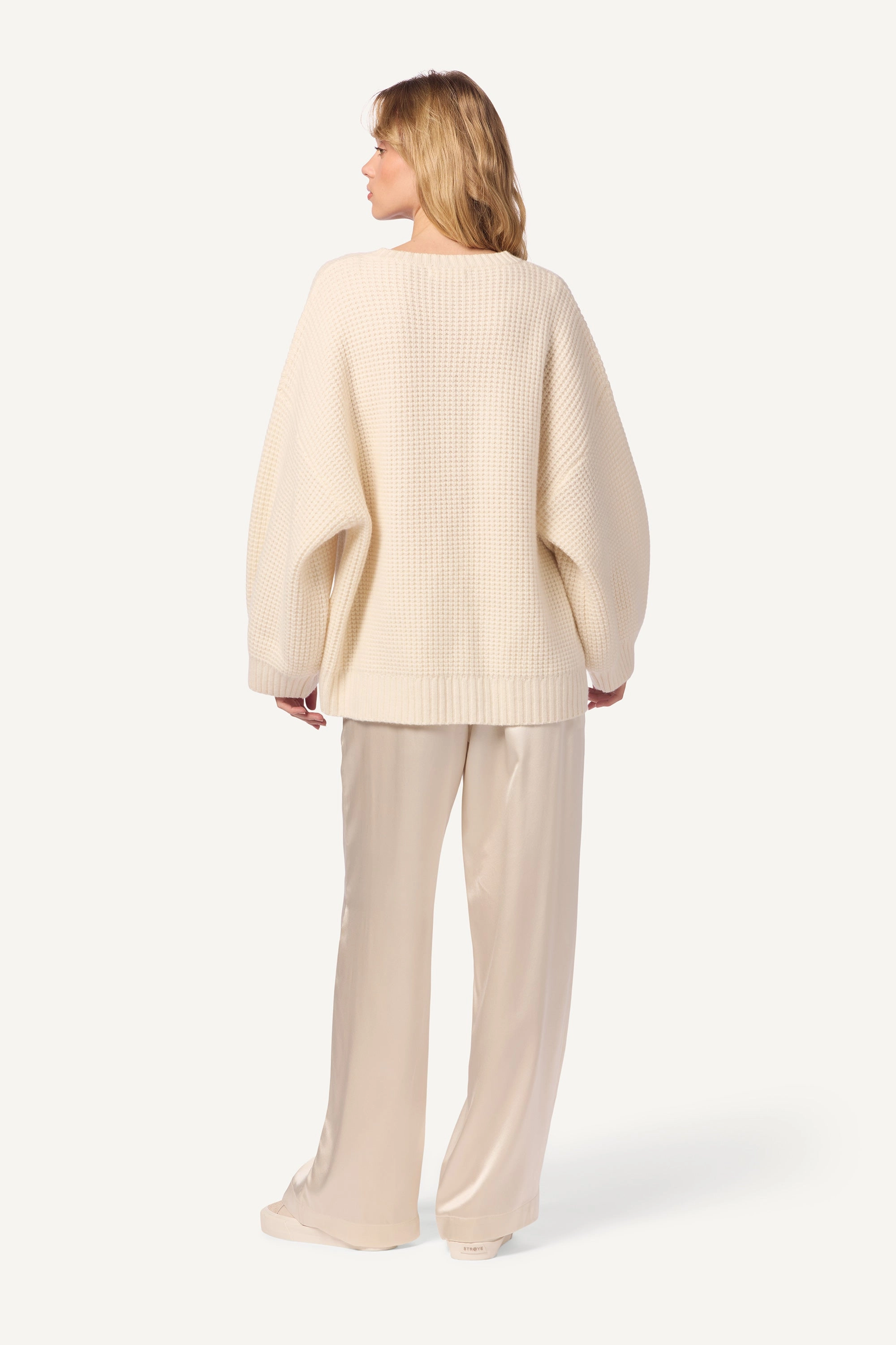 Breathable Wool Ergonomic Sleeve Engineering LINDEN SLOUCHY V-NECK RIBBED CASHMERE SWEATER | GARDENIA