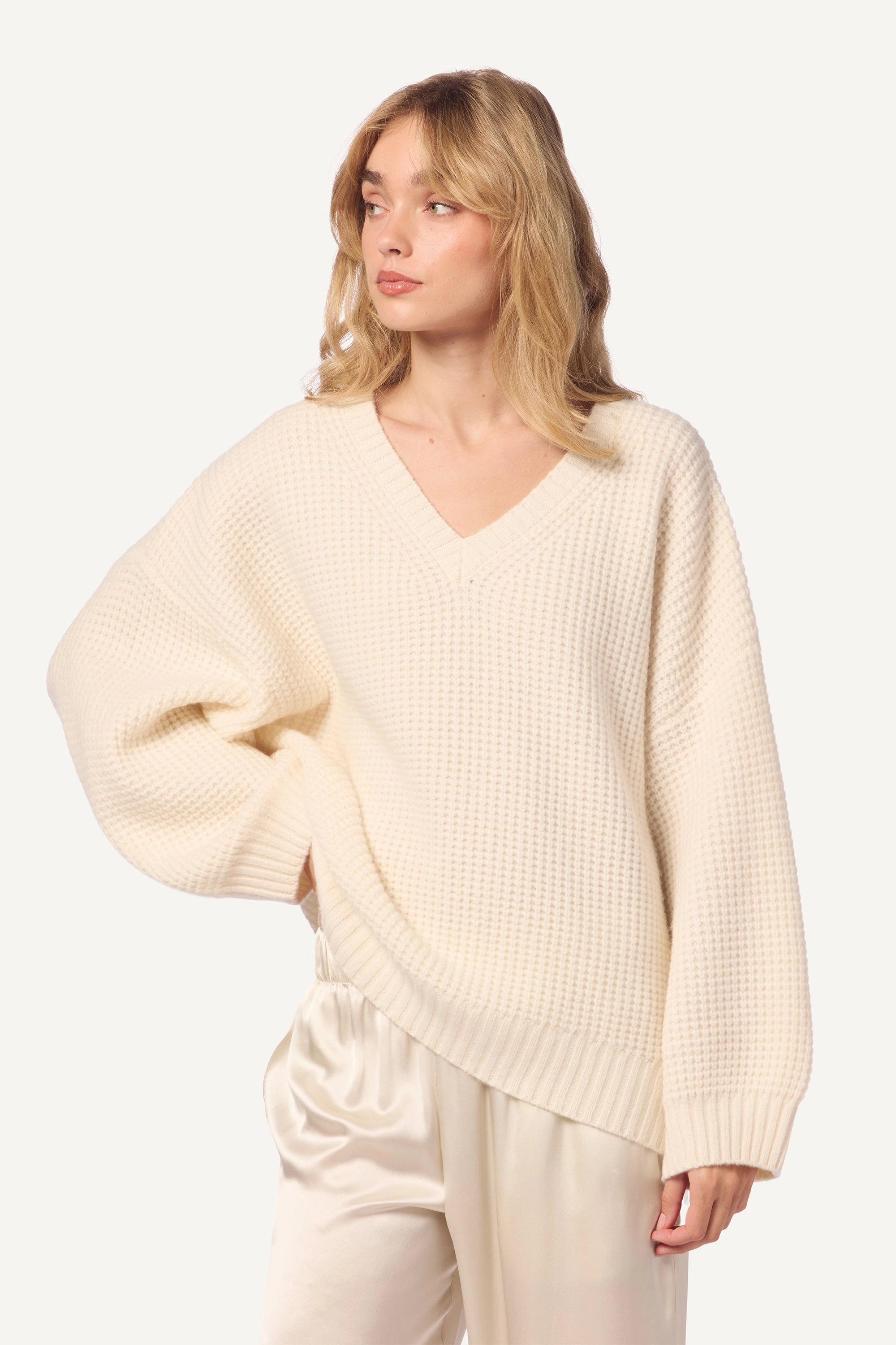 LINDEN SLOUCHY V-NECK RIBBED CASHMERE SWEATER | GARDENIA Winter Layering Look Cozy & Soft