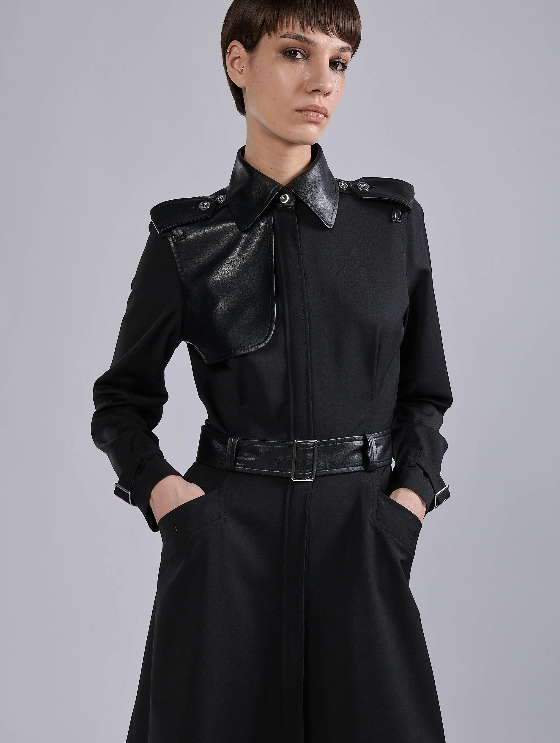 Robe-manteau en gabardine de laine stretch noire Travel Essential Sleek Tone