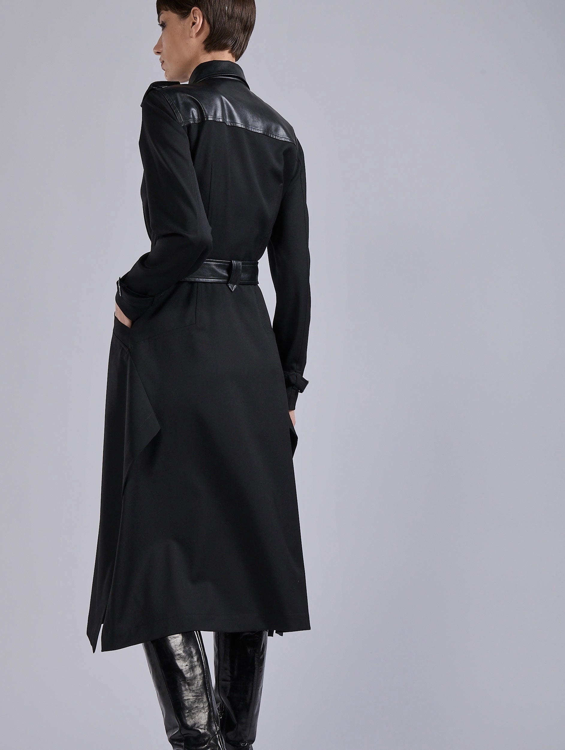 Robe-manteau en gabardine de laine stretch noire Vibrant Look Sculpted Form