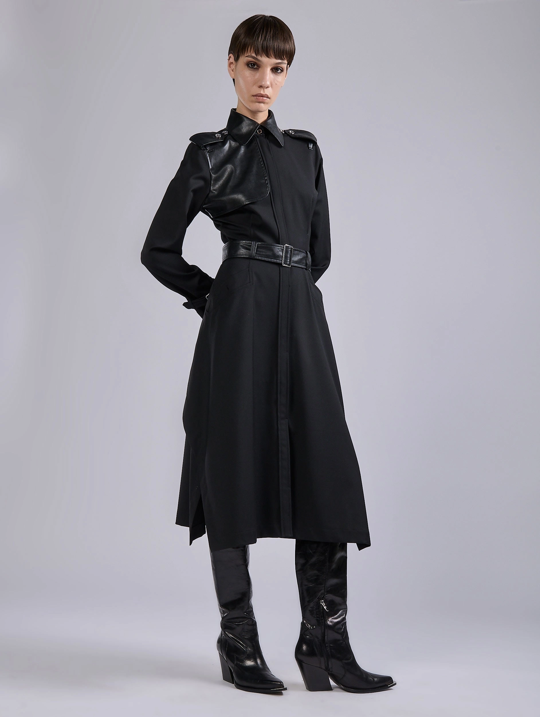 Robe-manteau en gabardine de laine stretch noire Scoop-Neck