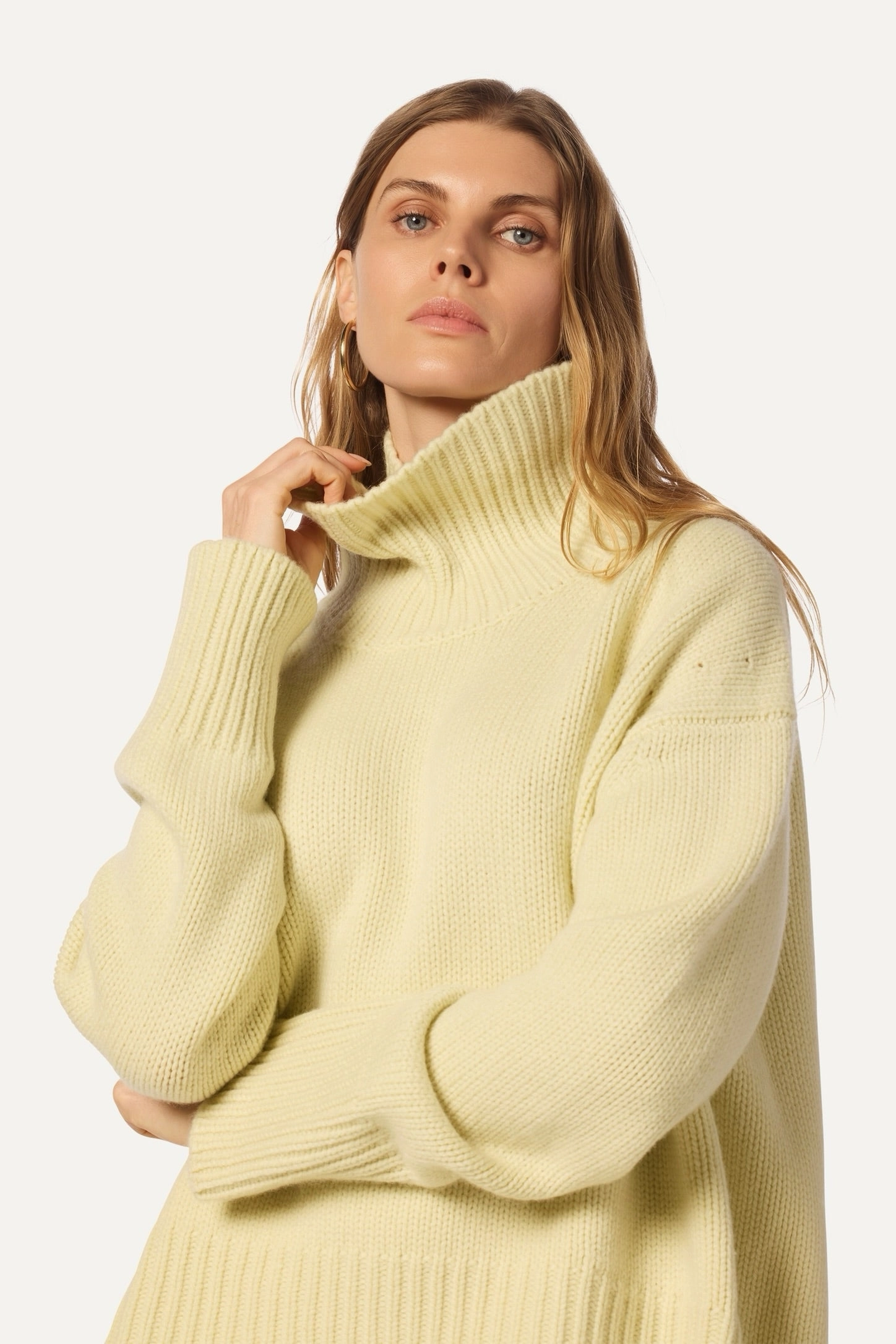 SCARLETT CASHMERE TURTLENECK SWEATER | PALE CITRON Stylish Layer Light Fit
