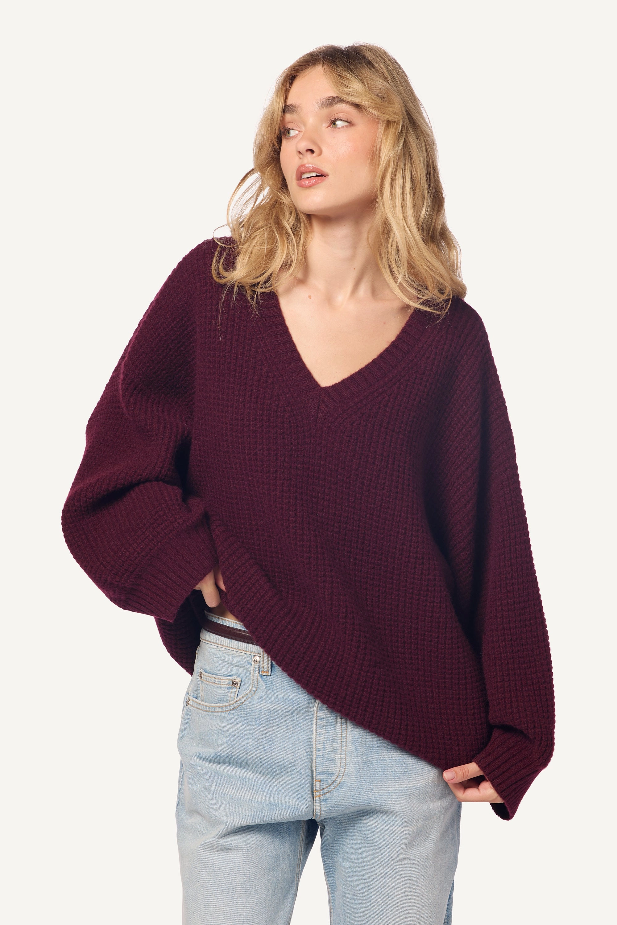 Warm Fashion LINDEN SLOUCHY V-NECK RIBBED CASHMERE SWEATER | BORDEAUX