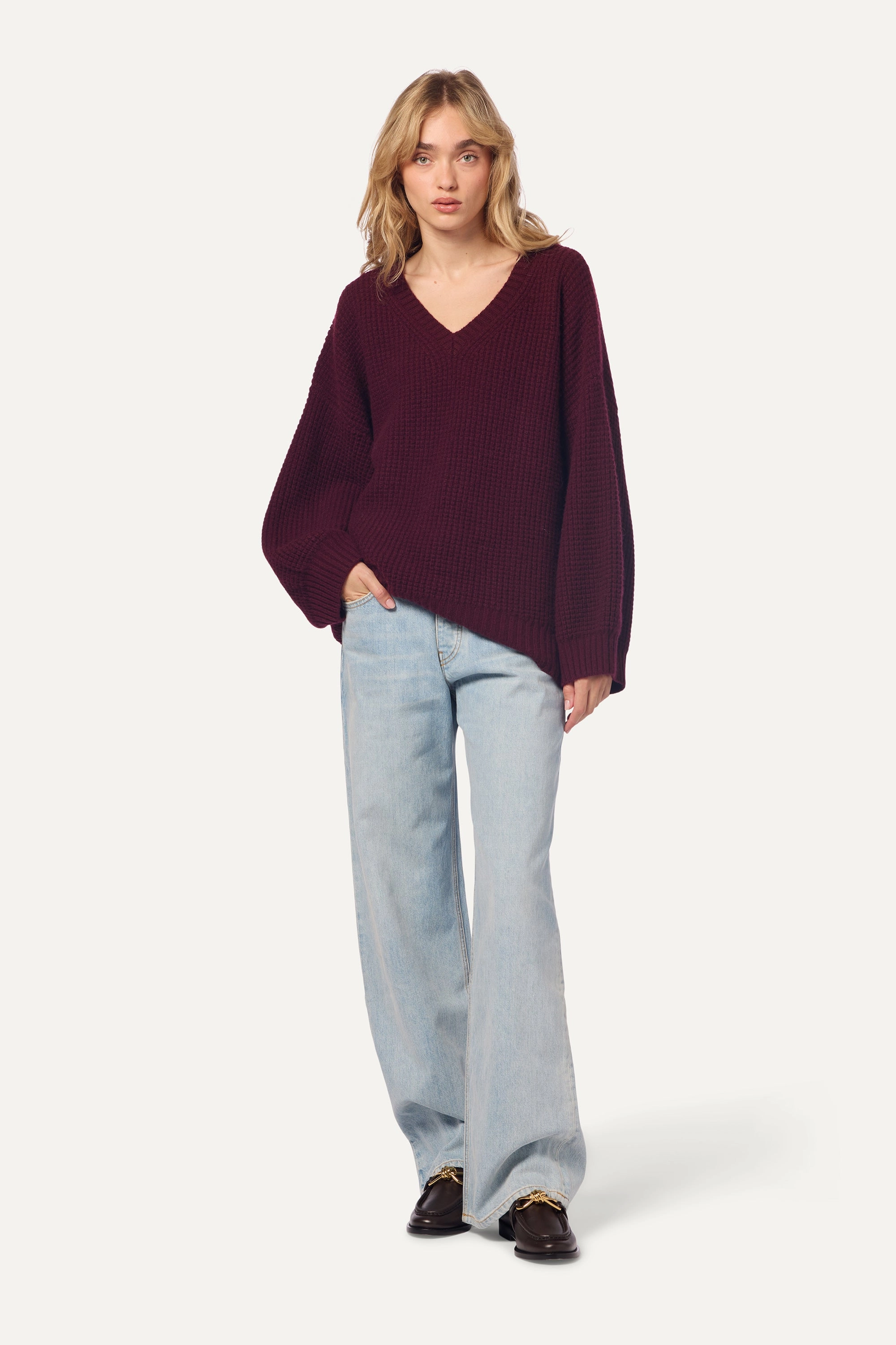 Layering pieces LINDEN SLOUCHY V-NECK RIBBED CASHMERE SWEATER | BORDEAUX