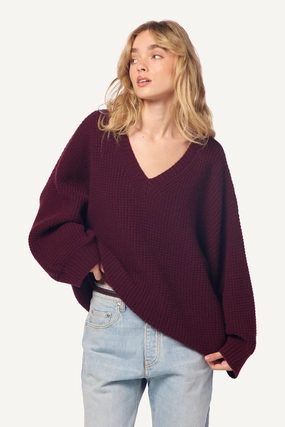 Warm Fashion LINDEN SLOUCHY V-NECK RIBBED CASHMERE SWEATER | BORDEAUX